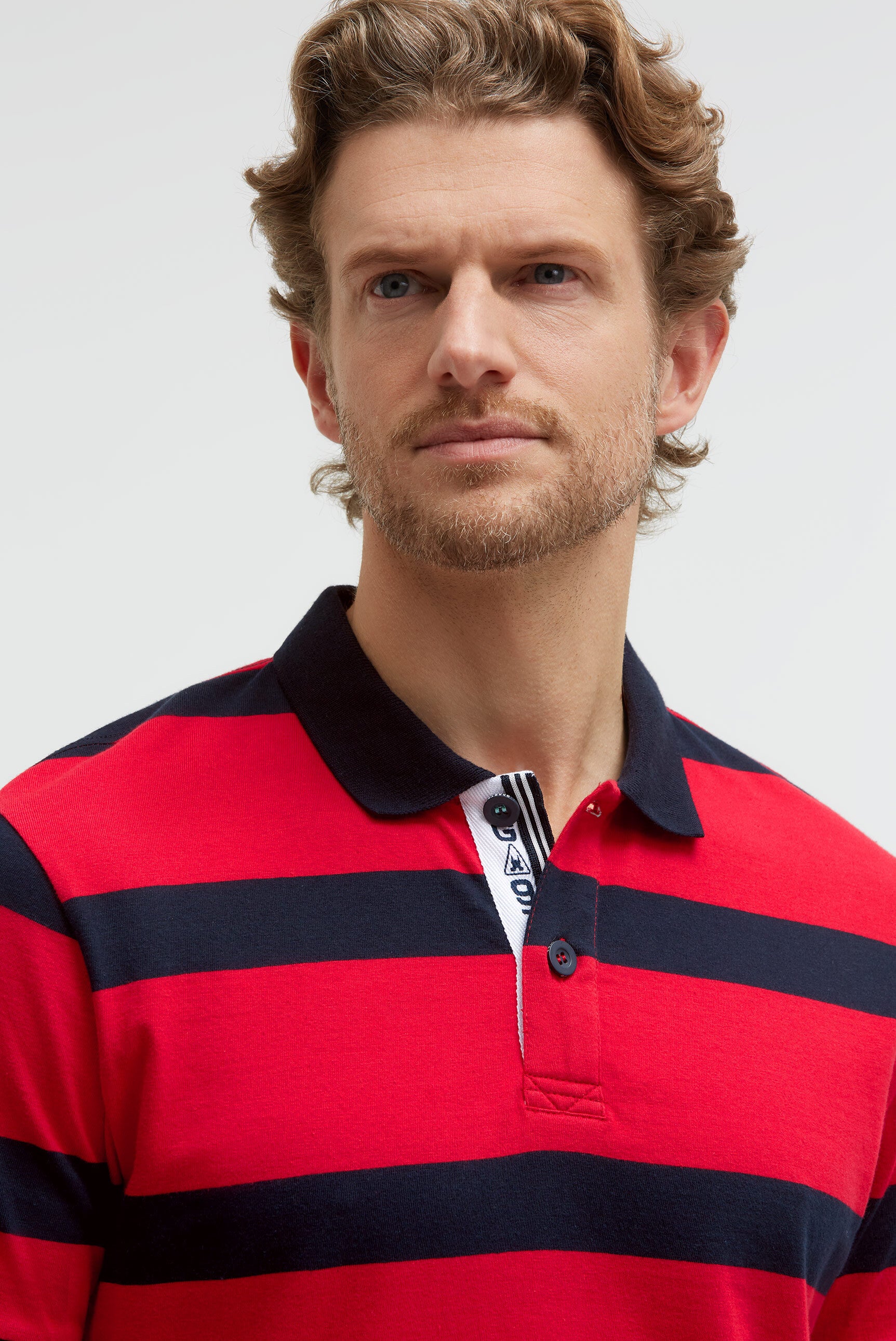 Kurzarmpolo mit Streifen-Design und Patches core red
