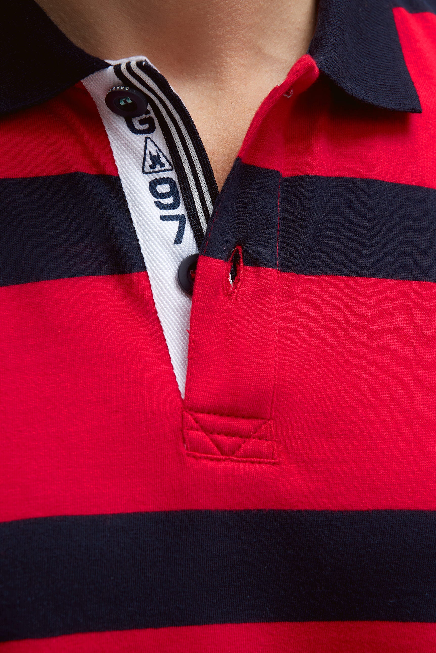 Kurzarmpolo mit Streifen-Design und Patches core red